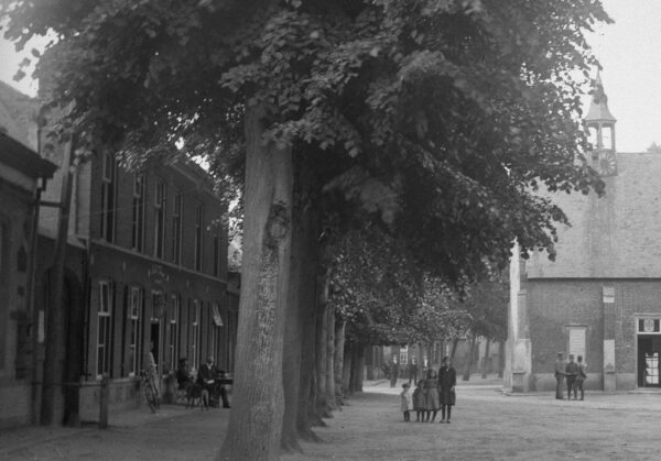 Links Hotel Den Engel, in het begin van de twintigste eeuw (ca. 1915). Foto Rijksdienst voor het Cultureel Erfgoed, Amersfoort / 9.849.