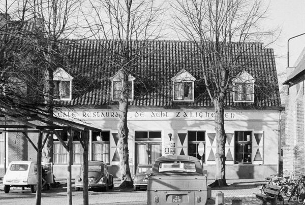 Markt 3-5 in 1970, toen nog restaurant De Acht Zaligheden. Foto L.M. Tangel, Rijksdienst voor het Cultureel Erfgoed, Amersfoort / 134.171.