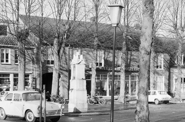 Markt 7-9 in 1970, toen met de damesmodezaak van Gebr. Van Woerkum. Foto L.M. Tangel, Rijksdienst voor het Cultureel Erfgoed, Amersfoort / 134.172.