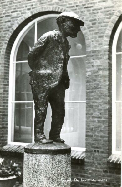 Beeld van de Contente Mens van Richard Bertels in de patio van het gemeentehuis. Ansicht-kaart, foto Gaston Remery.