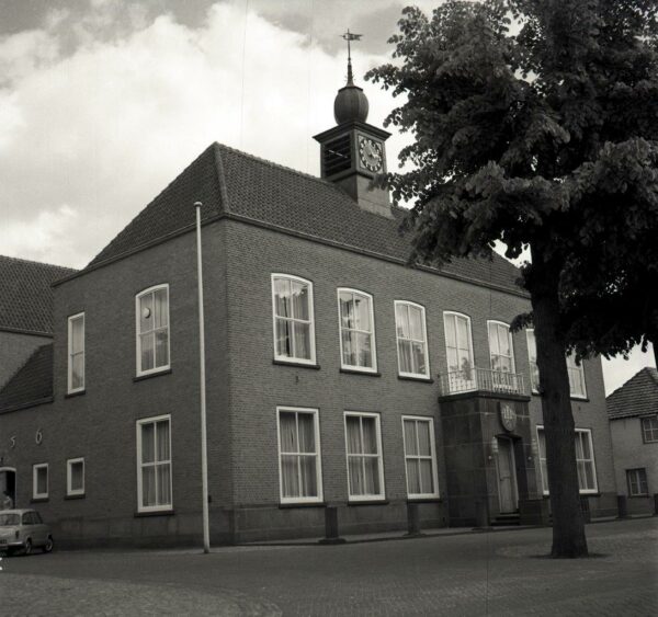 Het gemeentehuis in 1960. Foto C.J.A. van Helvoort, Rijksdienst voor het Cultureel Erfgoed, Amersfoort / 1572-12-098.