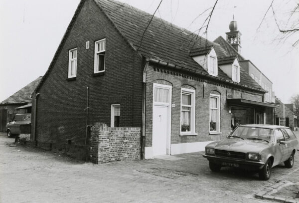 Markt 24-26 in 1981. Markt 24 was nog een woonhuis en in Markt 26 was de slagerij van Verweijen. Foto Wies van Leeuwen, collectie BHIC, nr. PNB001016244.