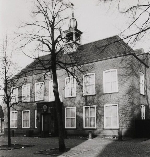 Het gemeentehuis in 1981. Foto Wies van Leeuwen, collectie BHIC, nr. PNB001016245.