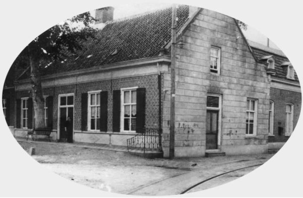 “De Tramhalte” ten tijde van de familie Timmermans met moeder in de deuropening. (foto collectie Familie Timmermans).