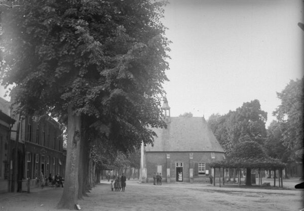 De lindebomen langs de huizen aan de westzijde van de Markt rond 1915. Foto collectie Winfried Thijssen.