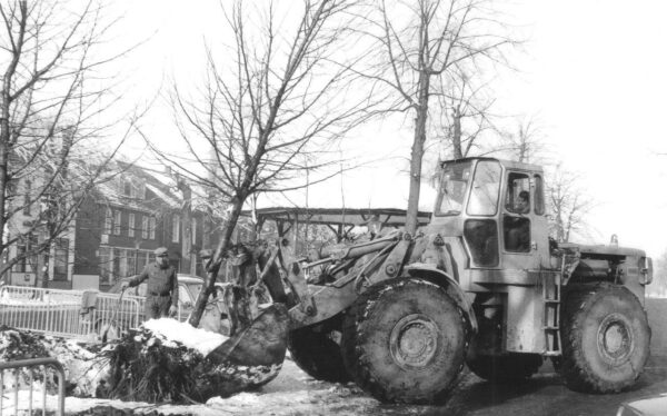 Het plaatsen van nieuwe bomen rond 1970. Foto collectie Frans Huijbregts / HSK De Acht Zaligheden.