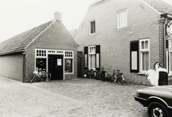 De poelierszaak naast het huis in 1981. Foto Wies van Leeuwen, collectie BHIC, nr. PNB001016195.