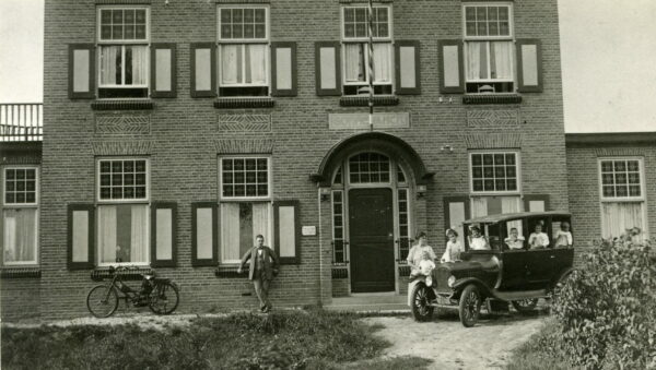 Villa Sonnevanck midden jaren twintig van de twintigste eeuw met Dr.Vissers, zijn vrouw en zijn kinderen. Foto collectie Piet Kwinten / HSK De Acht Zaligheden.