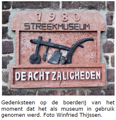 Gedenksteen op de boerderij van het moment dat het als museum in gebruik genomen werd. Foto Winfried Thijssen.