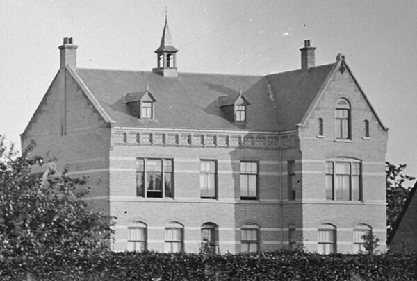 De pastorie aan het begin van de twintigste eeuw. Foto Rijksdienst voor het Cultureel Erfgoed, Documentnummer 9.850.