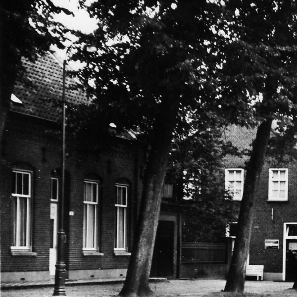 Links het huis op Hint 8 in 1935. Foto collectie HSK De Acht Zaligheden.