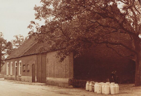 Oude Postelseweg 5 waarschijnlijk in de jaren vijftig toen het nog in bedrijf was als boerderij. Foto collectie HSK De Acht Zaligheden.