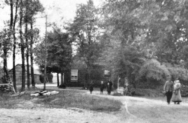 De boerderij op Plaatse 2 met het gezin van Gompel – Luijtelaar in 1928. Foto collectie HSK De Acht Zaligheden.