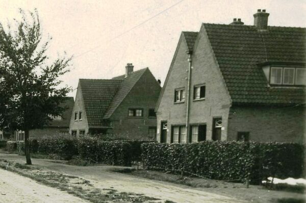 Beide typen woningbouw huizen op de Willibrorduslaan in de jaren dertig van de twintigste eeuw. Foto collectie Frans Huijbregts.