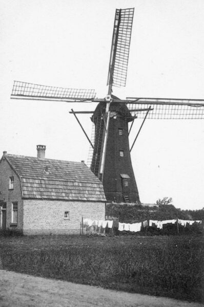 De molen aan het Hint in de jaren dertig van de twintigste eeuw, met links het huis dat in 1919 gebouwd is door Jan van Rijswijk. Foto collectie HSK De Acht Zaligheden.