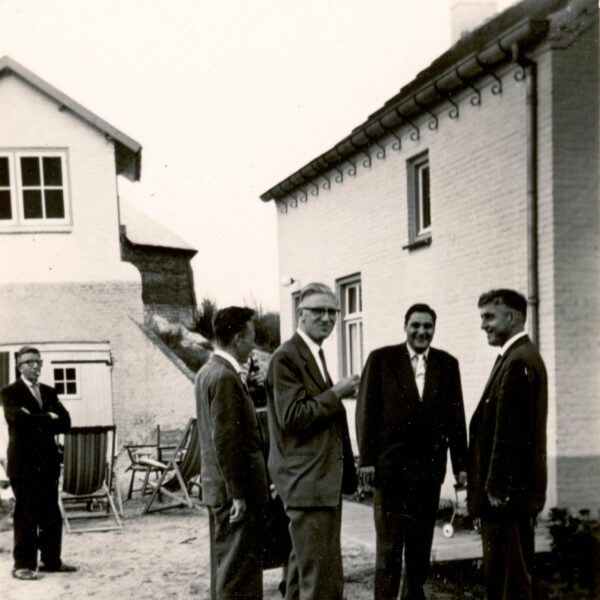 Het huis en het molenrestant eind jaren vijftig, met een aantal onderwijzers van de Jongensschool. Foto collectie familie Kakebeeke.