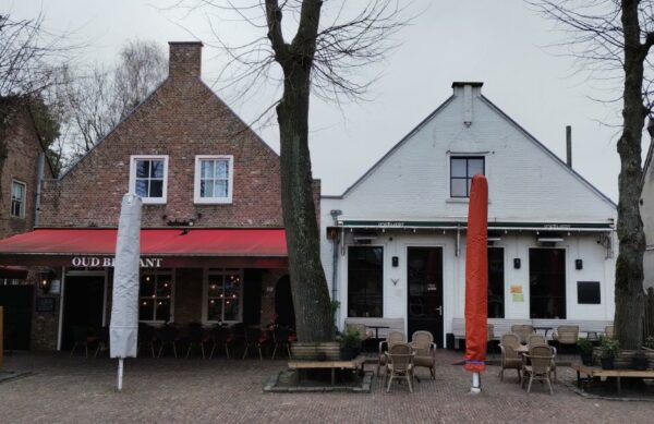 Markt 10, Café Oud Brabant en Markt 12, Café De Mert. Foto Winfried Thijssen (2023-03).