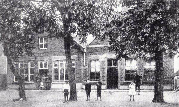 Markt 10 en 12 rond 1917. Foto HSK De Acht Zaligheden, collectie Frans Huijbregts.