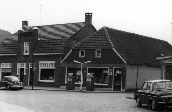 Woonhuis en smederij in de zestiger jaren. Foto collectie HSK De Acht Zaligheden / Gaston Remery.