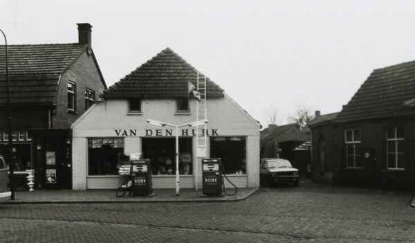 Woonhuis en smederij / winkel in 1981. Foto Wies van Leeuwen, collectie BHIC, nr. PNB001016155.