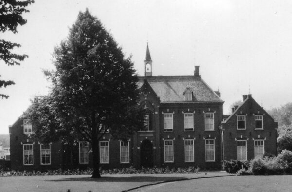 De lindeboom voor de kapel van het Sint Jacobusklooster in de jaren vijftig van de twintigste eeuw. Foto collectie HSK De Acht Zaligheden.