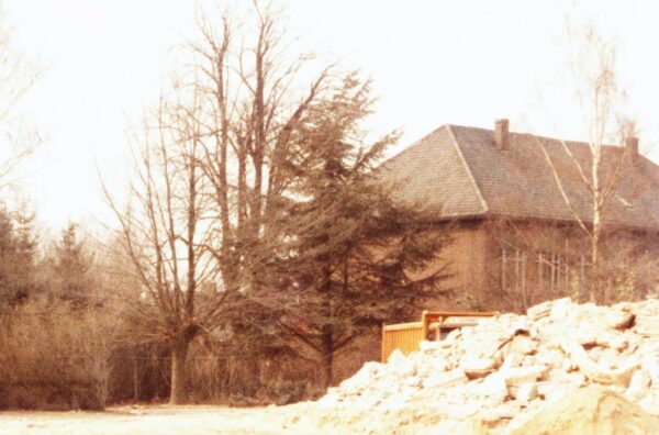 Beide bomen ten tijde van de sloop van het klooster in 1987. Foto Gaston Remery, collectie HSK De Acht Zaligheden.