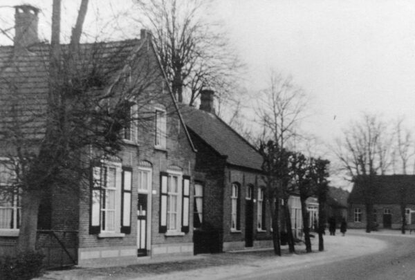 Links Duizelseweg 7 in de jaren veertig van de twintigste eeuw. Foto collectie HSK De Acht Zaligheden.