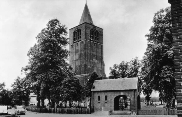 Kerktoren en inrijpoort rond 1960. Foto collectie HSK De Acht Zaligheden.