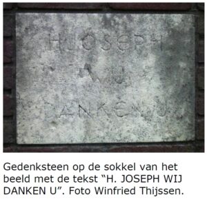 Gedenksteen op de sokkel van het beeld met de tekst “H. JOSEPH WIJ DANKEN U”. Foto Winfried Thijssen.