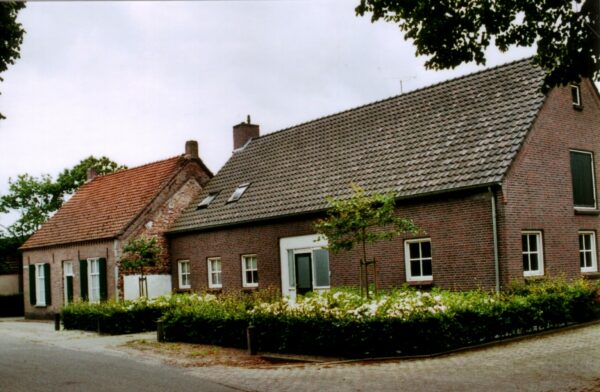 Schadewijk 22 in 2005. De schuur is dan al vernieuwd en omgebouwd tot woning, het oorspronkelijke huis nog niet. Foto HSK De Acht Zaligheden, studiegroep boerderijen.