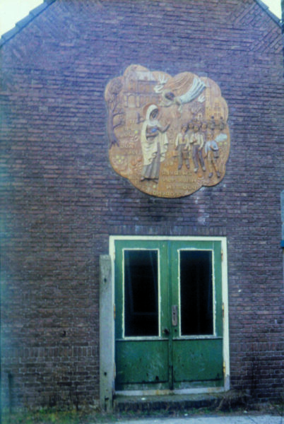 Het tegeltableau boven de ingang van de speelzaal van het koloniehuis in de zeventiger jaren. Foto HSK De Acht Zaligheden.