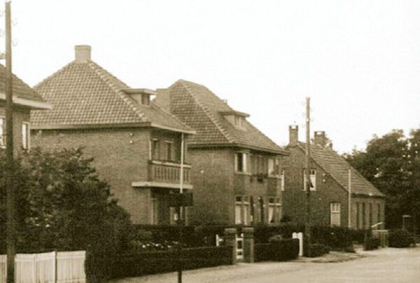 In het midden van deze foto uit de jaren vijftig van de twintigste eeuw staat Nieuwstraat 84-86. Foto collectie HSK de Acht Zaligheden.