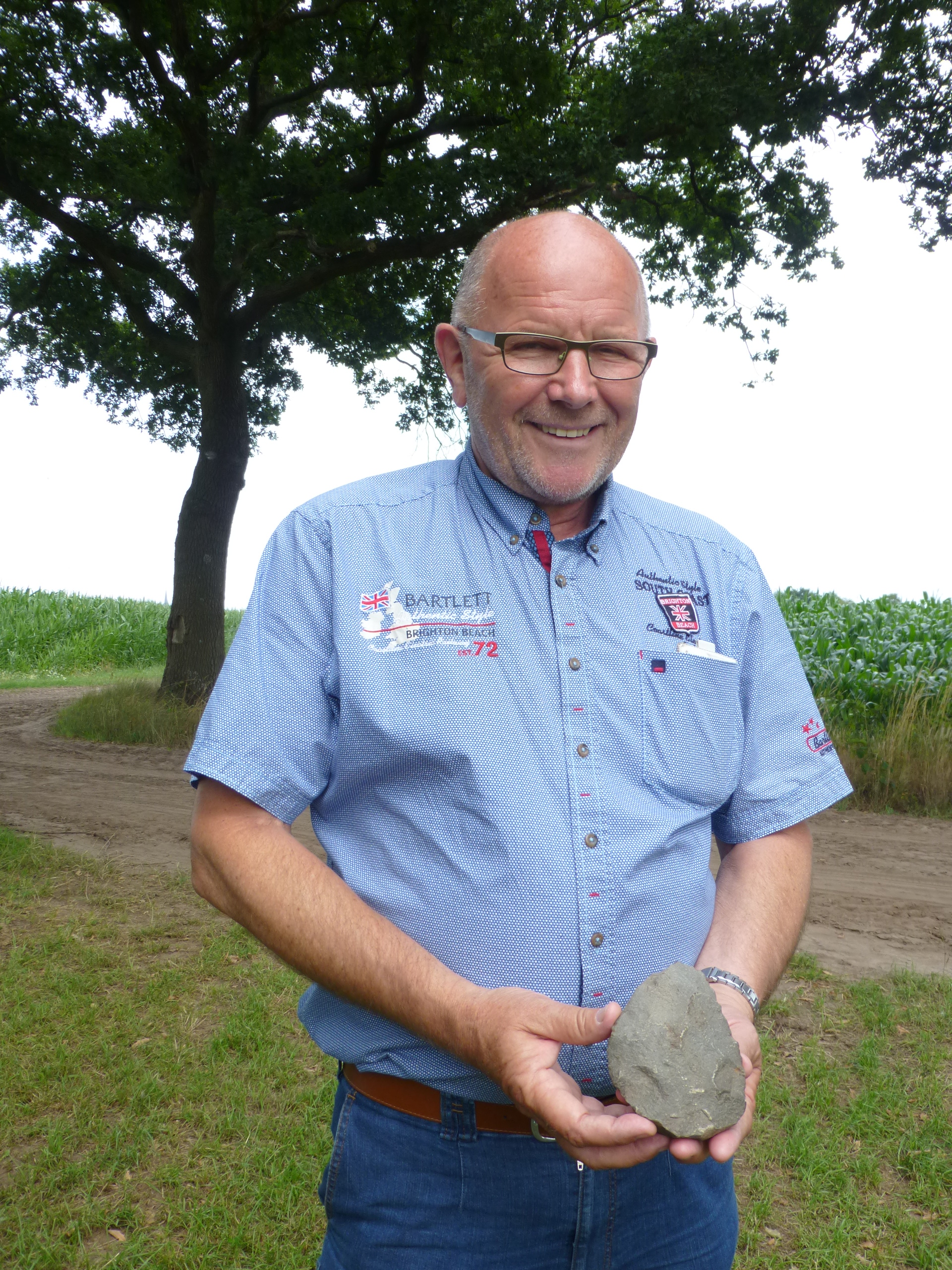 Piet van Gisbergen toont een vuistbijl van de Neanderthaler (foto Liesbeth Theunissen)