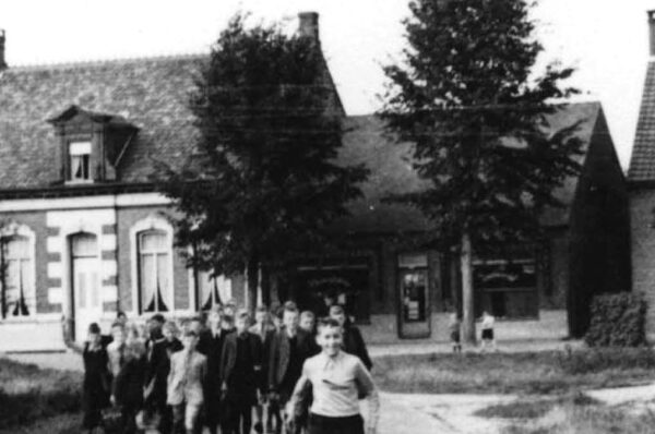 Rechts Dijk 40 in 1942, met op de voorgrond de studenten van het seminarie Beekvliet die op het klooster verbleven. Foto collectie HSK De Acht Zaligheden.